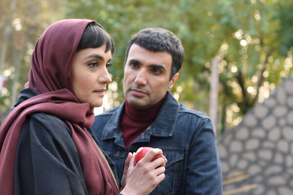 «نیلگون» به اکران ۱۴۰۰ نمی‌رسد/ گره به کار سینما افتاده
است
