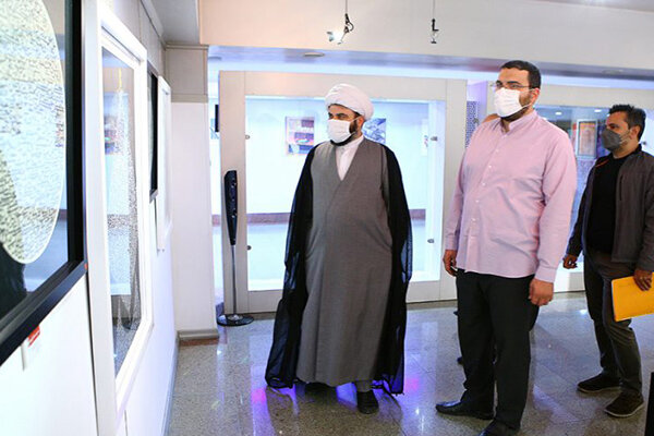 حجت‌الاسلام قمی از نمایشگاه «همین دَست‌افشانیِ حروف» بازدید
کرد
