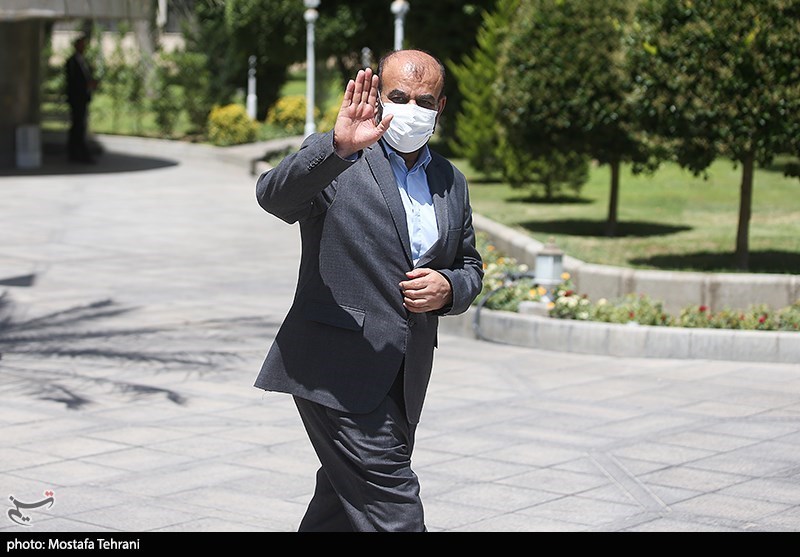 رستم قاسمی بانک‌های خاطی در پرداخت وام مسکن را تهدید به
شکایت کرد