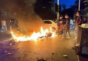 2 محور مغفول در بیانیه‌ی 5 اقتصاددان اصلاح طلب/ برای شروع و
جبران، آشوب‌های خشن اخیر را محکوم کنید