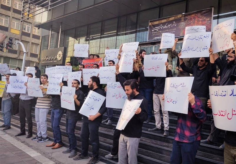 تجمع اعتراضی دانشجویان مقابل اتاق بازرگانی ایران / رئیس
جمهور نسبت به عزل سلاح ورزی اقدام کند