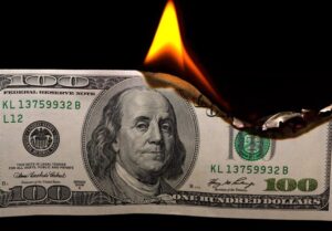 رویترز: سلطه دلار در اقتصاد دنیا به خطر افتاده است
