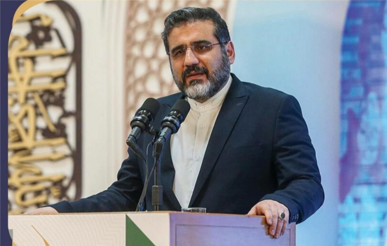 وزیر ارشاد وعده داد: ایجاد سکوهای عرضه لباس مناسب بانوان با
قیمت مناسب در میدان‌های تهران
